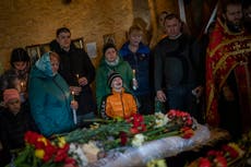 Familiares entierran a niños que murieron en ataque ruso