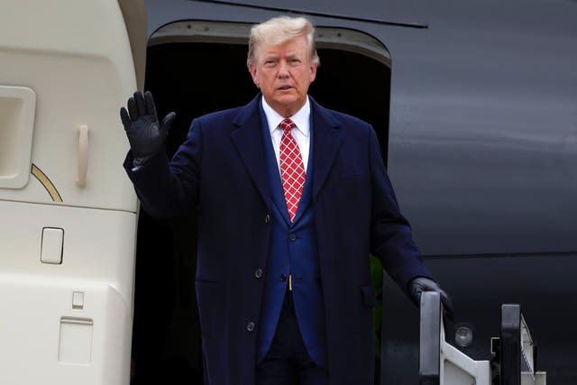El expresidente estadounidense Donald Trump desembarca su avión ‘Trump Force One’ en el aeropuerto de Aberdeen el 1 de mayo de 2023 en Aberdeen, Escocia