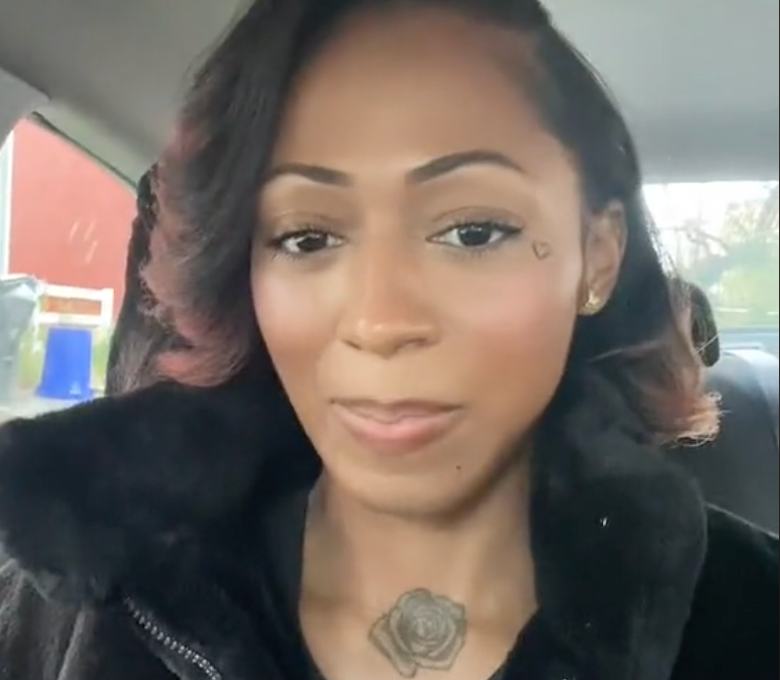 Usuaria de TikTok pidió un tatuaje de una rosa y ahora dice que “parece un repollo”