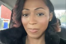 Usuaria de TikTok pidió un tatuaje de una rosa y ahora dice que “parece un repollo”