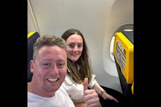 La sarcástica respuesta de Ryanair a pareja de recién casados que se quejó por su asiento junto a la “ventana”