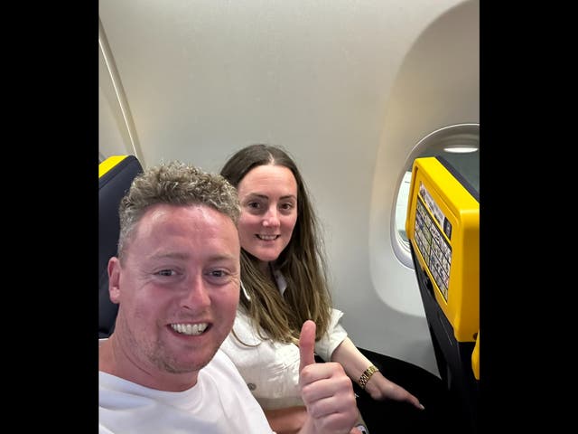 Mark Bowe y su mujer en su vuelo a Ibiza