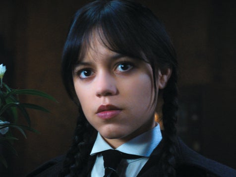 Guionistas en huelga en Hollywood se burlan de comentarios “de privilegiada” de Jenna Ortega