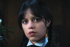Guionistas en huelga en Hollywood se burlan de comentarios “de privilegiada” de Jenna Ortega