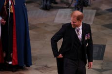 El Príncipe Harry en la coronación del rey Carlos me parte el corazón, ¿a ti no?