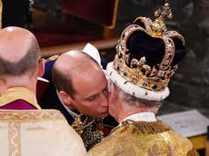El rey Carlos se mostró emocionado cuando su hijo William lo beso durante la ceremonia de coronación