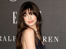 Fans defienden a Anne Hathaway después de que usuarios la tildaran de ‘grosera’ por una entrevista