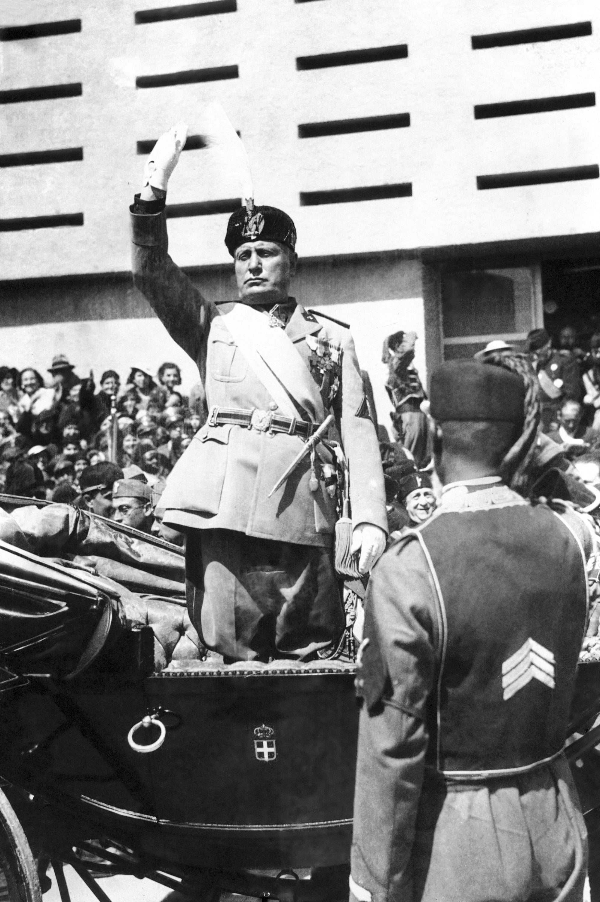 El dictador italiano Benito Mussolini hace el saludo fascista