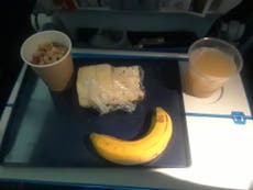 Sirven fruta y nueces a una pasajera vegana en el servicio de comida de un vuelo de seis horas