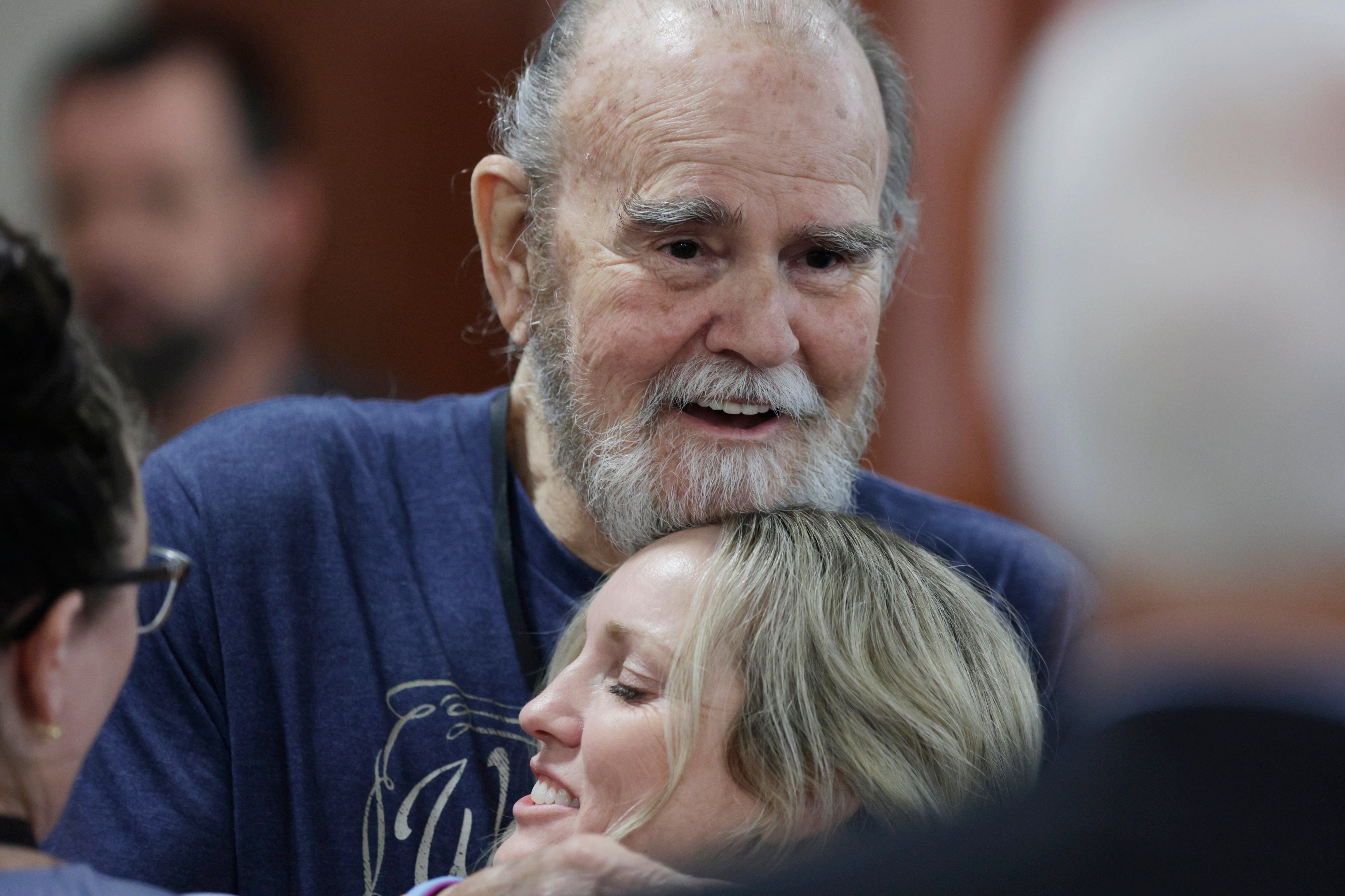 Larry Woodcock abraza a una asistente tras la lectura del veredicto