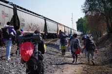 Migrantes continúan con viaje hacia frontera sur de EEUU pese a fin de restricciones