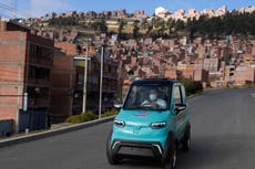 Bolivia: un automóvil eléctrico ilusiona a un país rico en litio