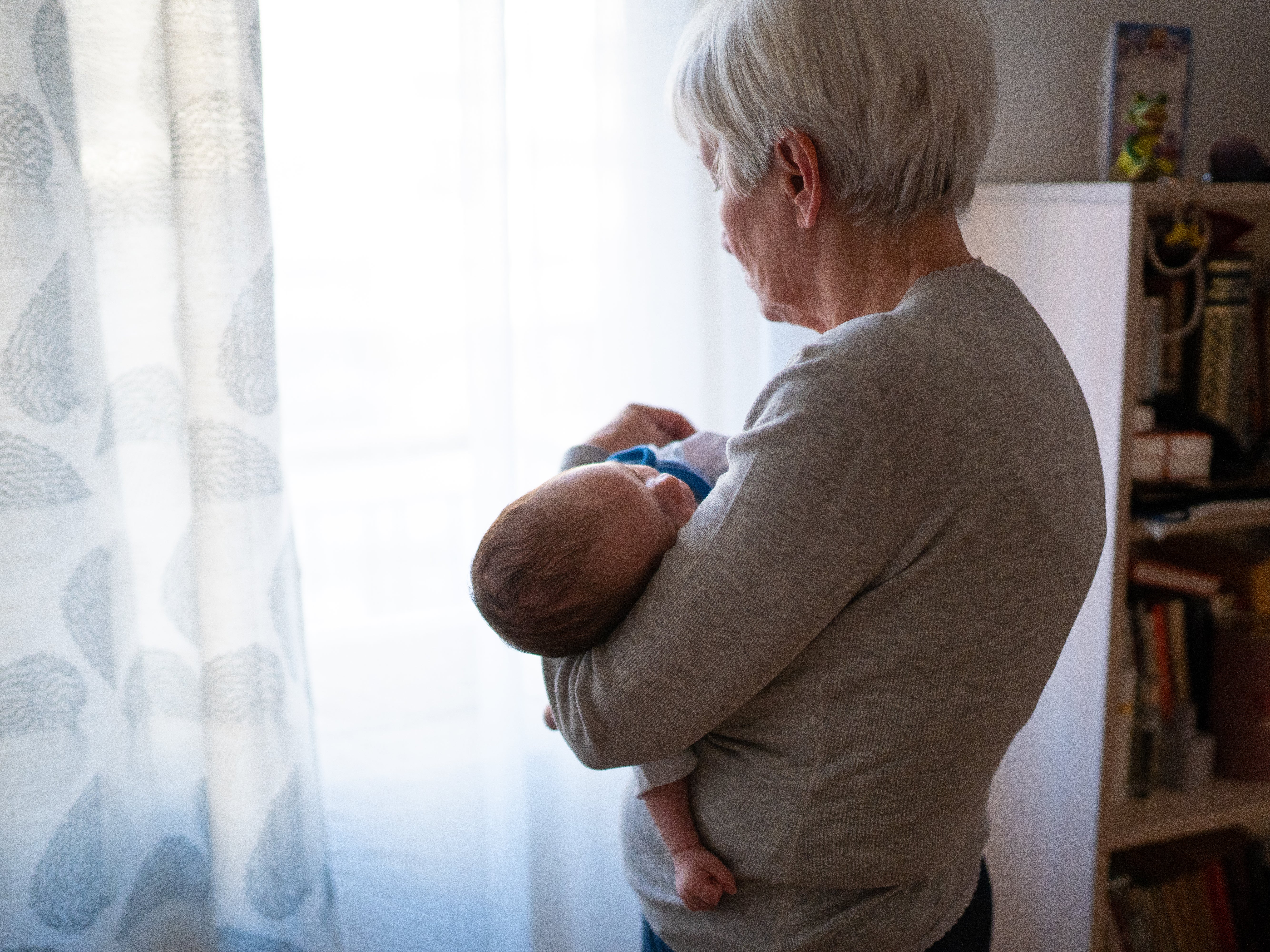 Abuela exige pago de $20 dólares por hora para cuidar a su nieto e Internet le aplaude