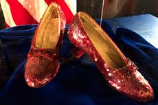 Imputan a hombre de robarse las zapatillas que usó Judy Garland en “El Mago de Oz”