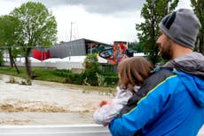 Los pilotos de F1 de Vries y Tsunoda escapan de las mortíferas inundaciones en el norte de Italia