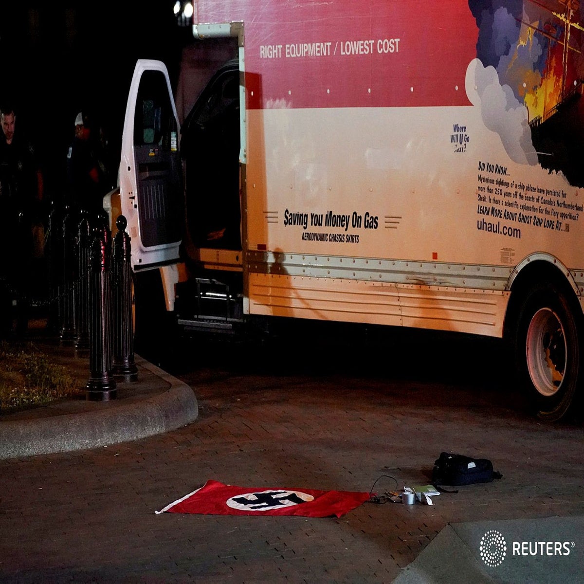 Un camión de U-Haul, una bandera nazi y amenazas al presidente: qué sabemos  del choque de la Casa Blanca | Independent Español