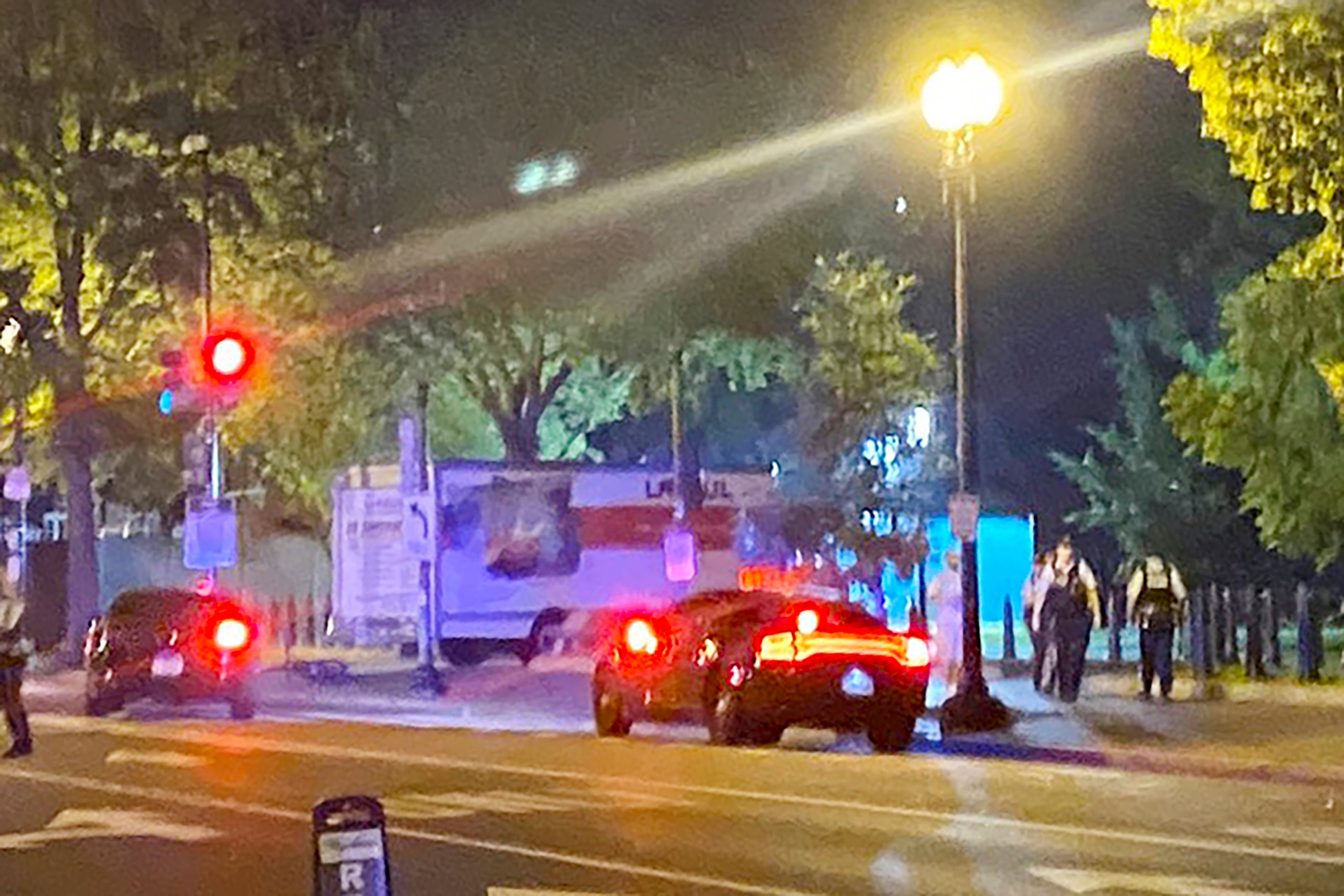 Un camión con caja se ve estrellado contra una valla de seguridad cerca de la Casa Blanca