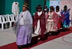 Mujeres encarceladas modelan sus tejidos en Bolivia