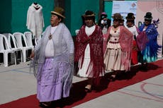 Mujeres encarceladas modelan sus tejidos en Bolivia