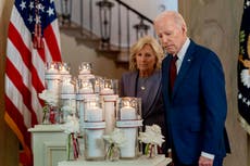 En 1er aniversario de masacre en Uvalde, Biden dice que "es momento de actuar" en control de armas