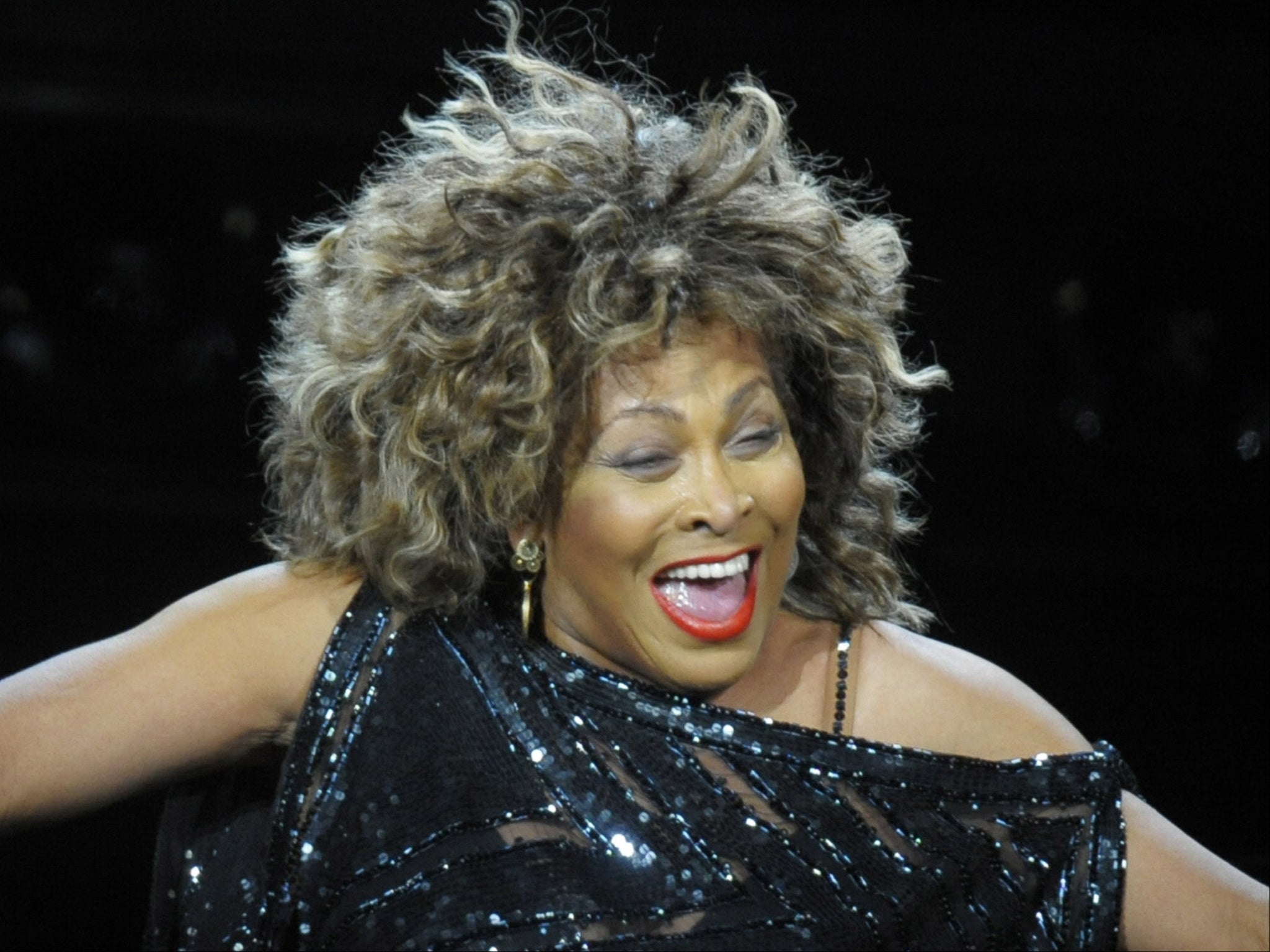 Castillo en Suiza de la reina del rock ‘n’ roll Tina Turner tenía paredes de hiedra, sofás dorados y un arroyo