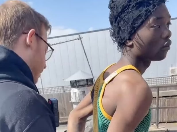 Arrestan al bromista de TikTok Mizzy bajo sospecha de quebrantar una orden judicial