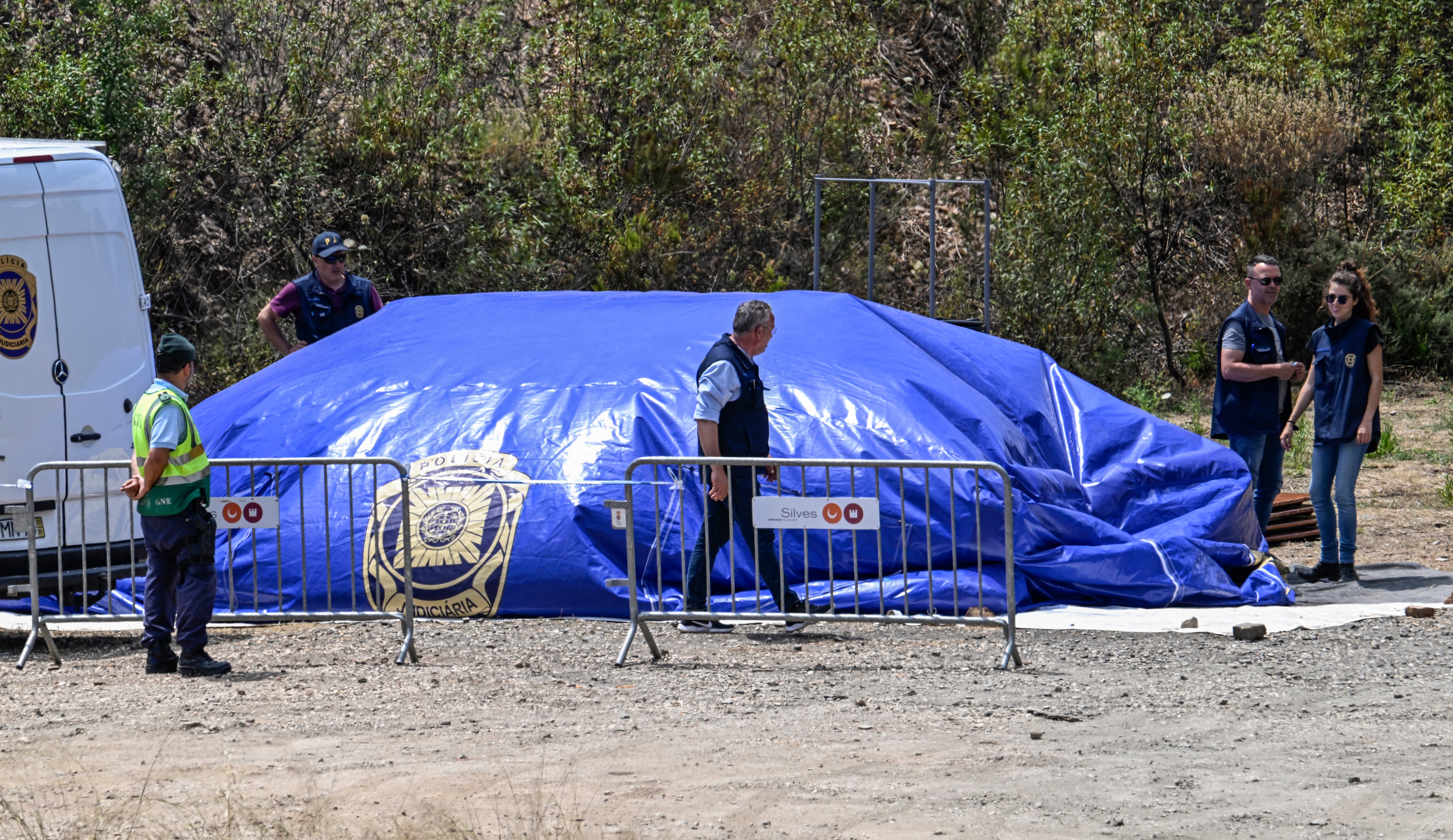 Investigadores de la policía portuguesa desmontan el campamento al final de la búsqueda de tres días de los restos de Madeleine
