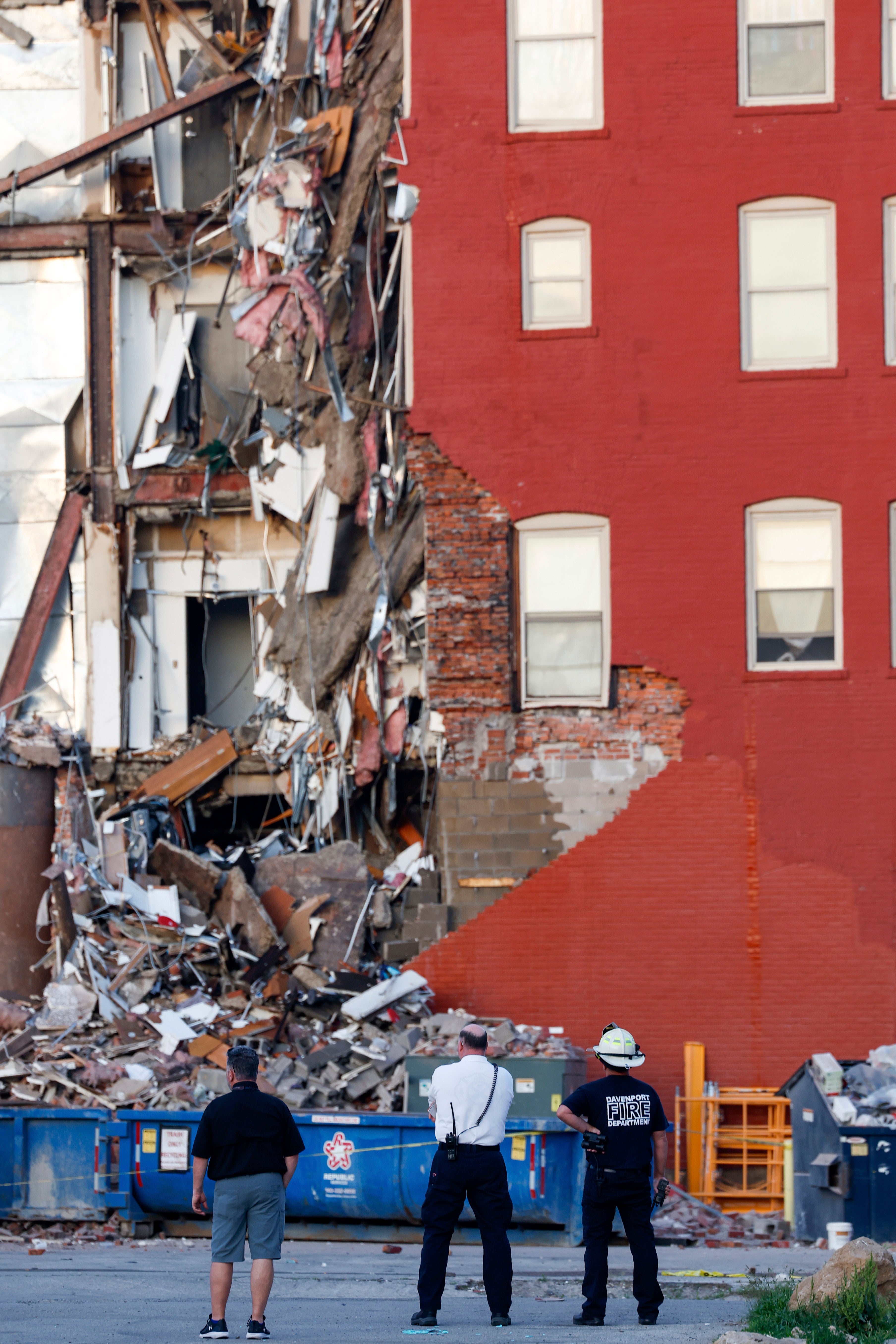 La fachada del edificio de ladrillos rojos se desprendió y dejó expuesto las unidades de apartamentos