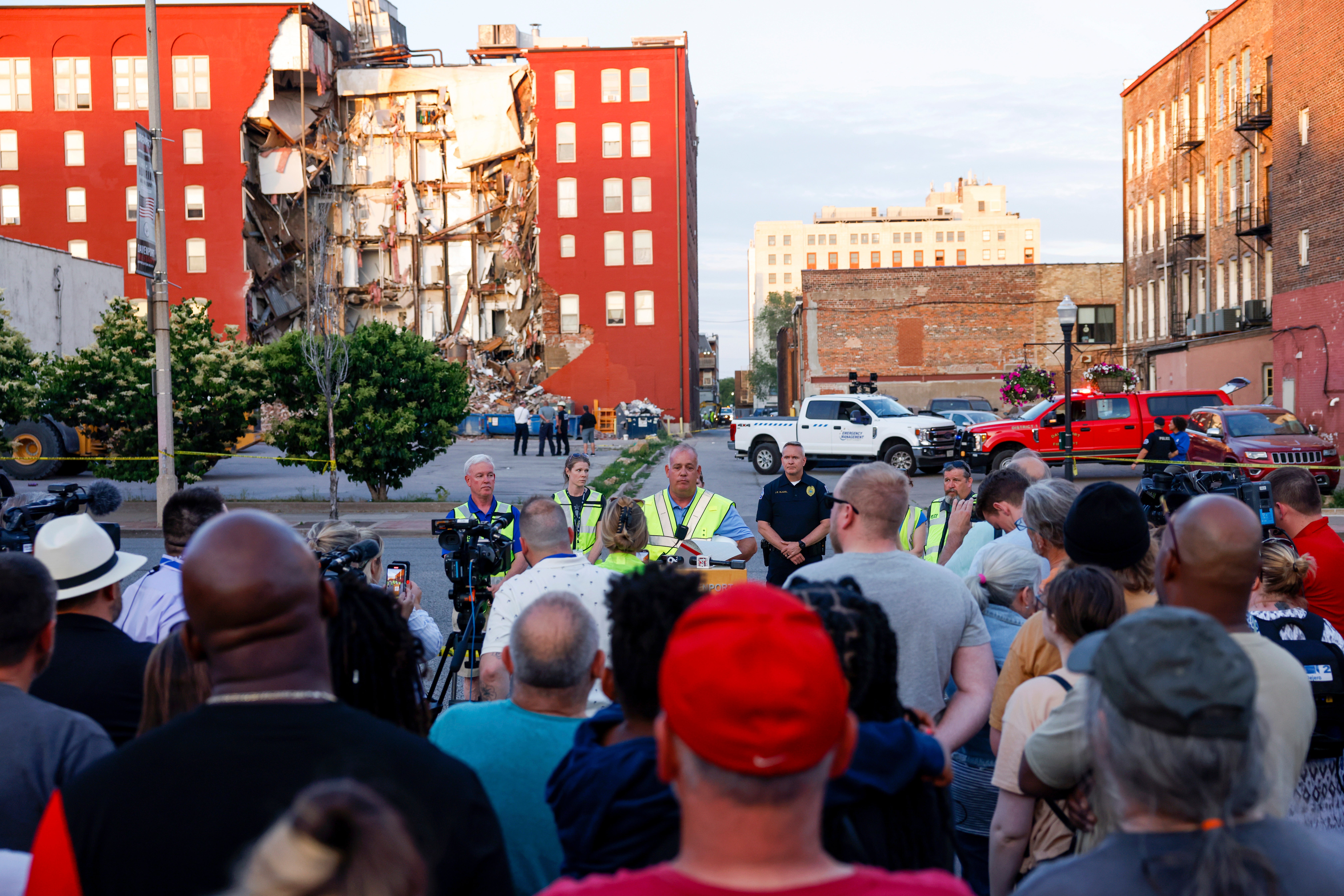 Residentes de Davenport escuchan una actualización oficial sobre el colapso de edificios el lunes en la mañana