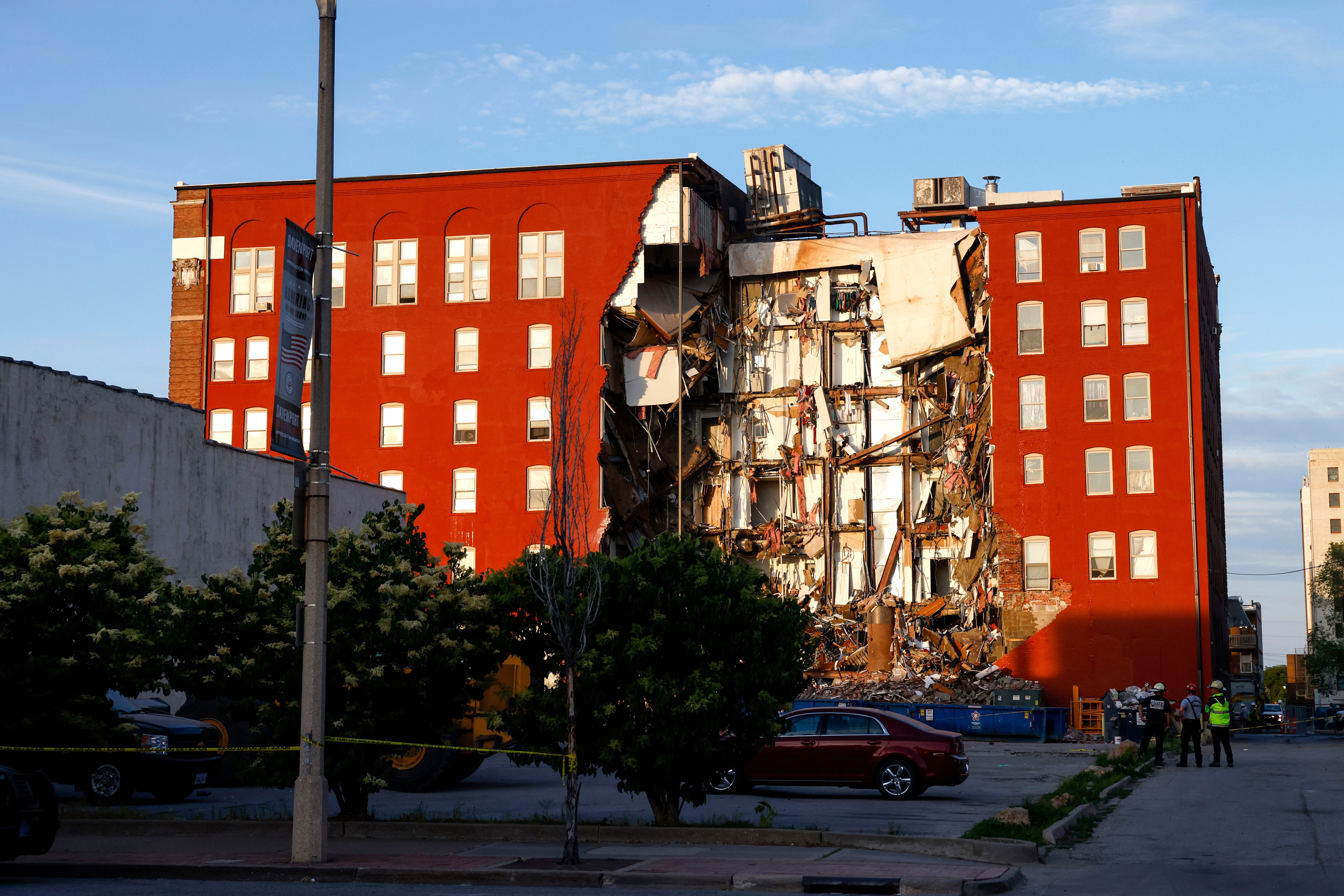 Equipos de emergencia trabajan en la escena del colapso parcial de un edificio de apartamentos en Davenport, Iowa