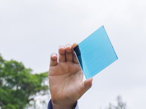 Científicos en Hong Kong baten récord mundial de material para ventanas con energía solar