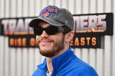 Pete Davidson defiende su mensaje contra Peta después de que la organización lo criticara por comprar un perro