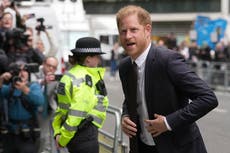 Príncipe Harry rompe “regla de oro”, arremete contra el gobierno y la prensa del Reino Unido
