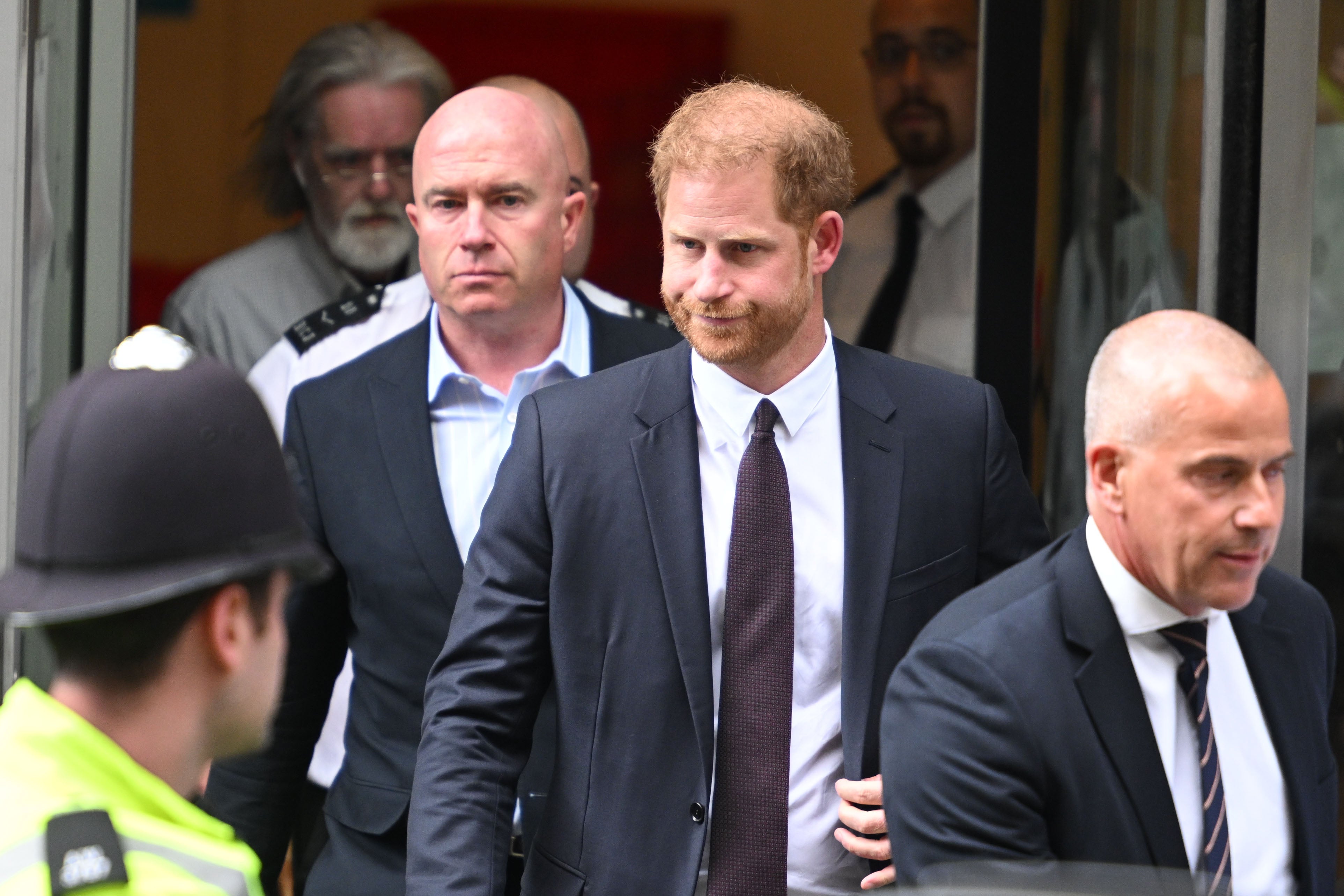El príncipe Harry se marcha tras declarar en el juicio por hackeo telefónico del grupo Mirror