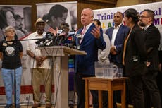 Migrantes en Sacramento reciben comida y albergue; California sopesa cargos contra Florida