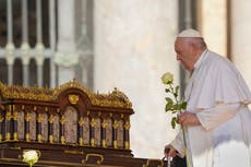 El papa asiste a su audiencia general tras una revisión médica