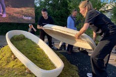 Ataúdes biodegradables para morir de forma sostenible; Parecen sarcófagos egipcios, pero sin pintar