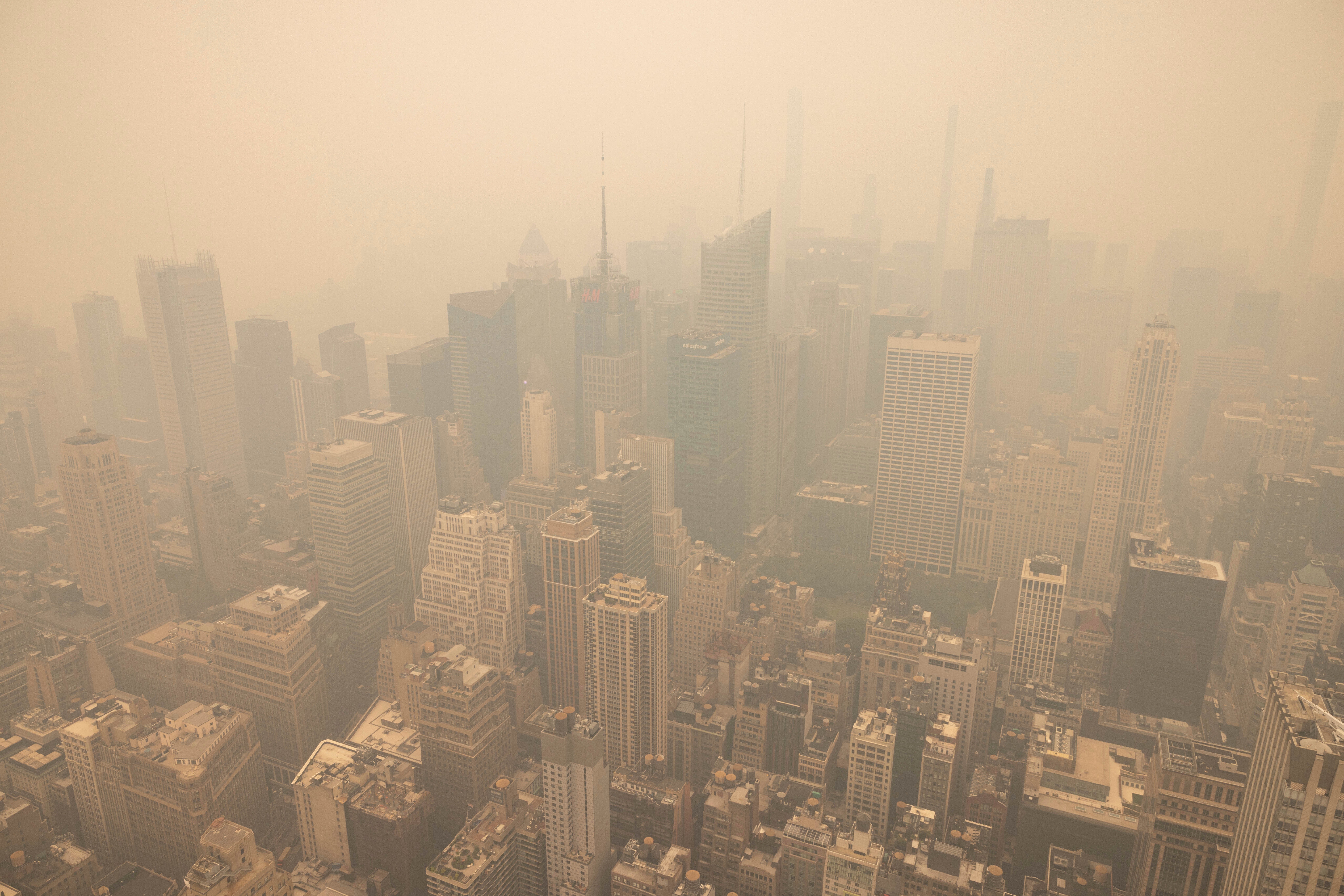 Fotografía desde el observatorio del Empire State Building de la ciudad de Nueva York cubierta de niebla el miércoles