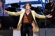 Matty Healy dice a los fans que está bien después de la ruptura de Taylor Swift