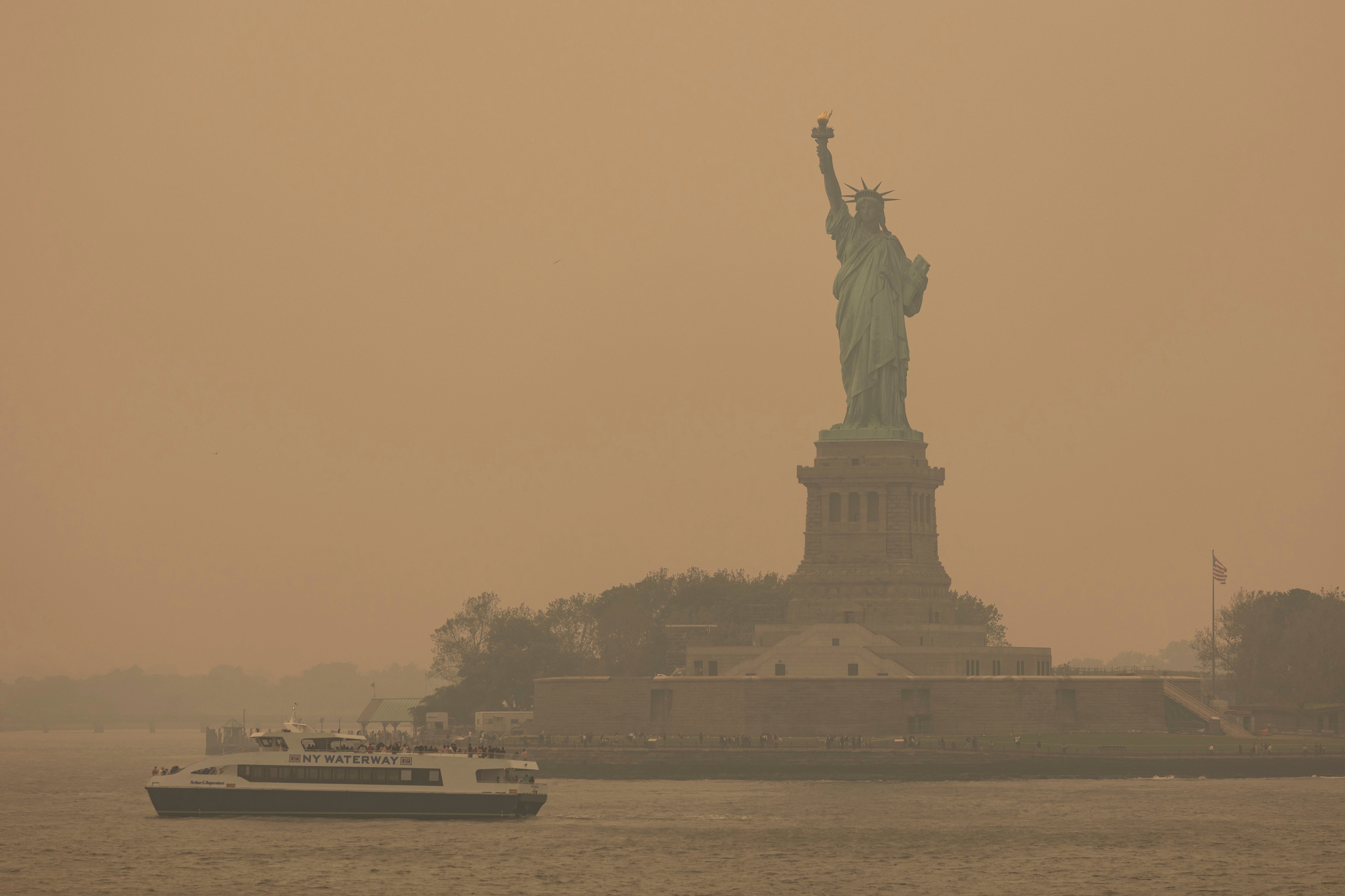 Fotografía desde el transbordador de Staten Island de la Estatua de la Libertad cubierta por un cielo lleno de neblina el miércoles