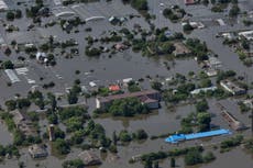 Familias buscan comida y lugares secos tras ruptura de presa en Ucrania