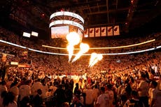 McGregor noquea a mascota del Heat, en promoción de Finales de NBA