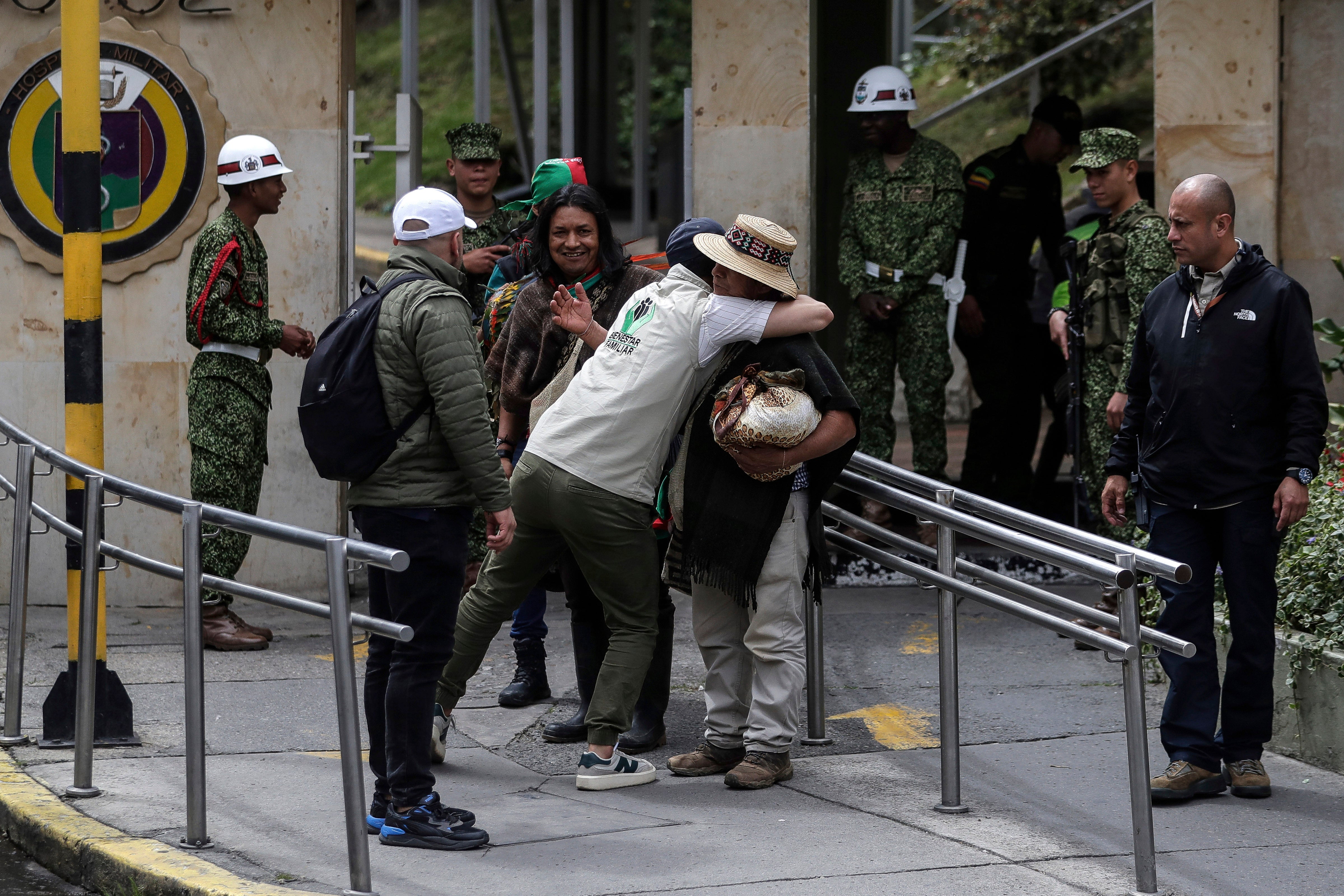 Niños que sobrevivieron 40 días en la selva de Colombia se recuperan mientras surgen nuevos detalles