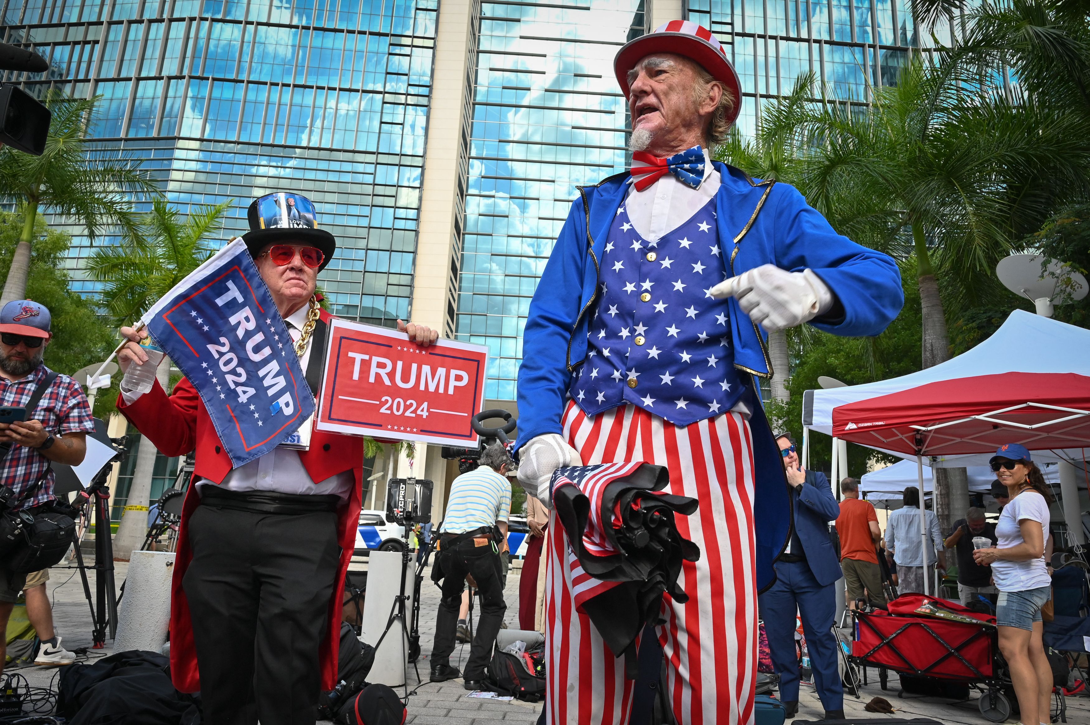 Simpatizantes de Trump muestran su apoyo frente al juzgado Wilkie D. Ferguson Jr. de los Estados Unidos antes de la comparecencia del expresidente Donald Trump en Miami, Florida, el 13 de junio de 2023