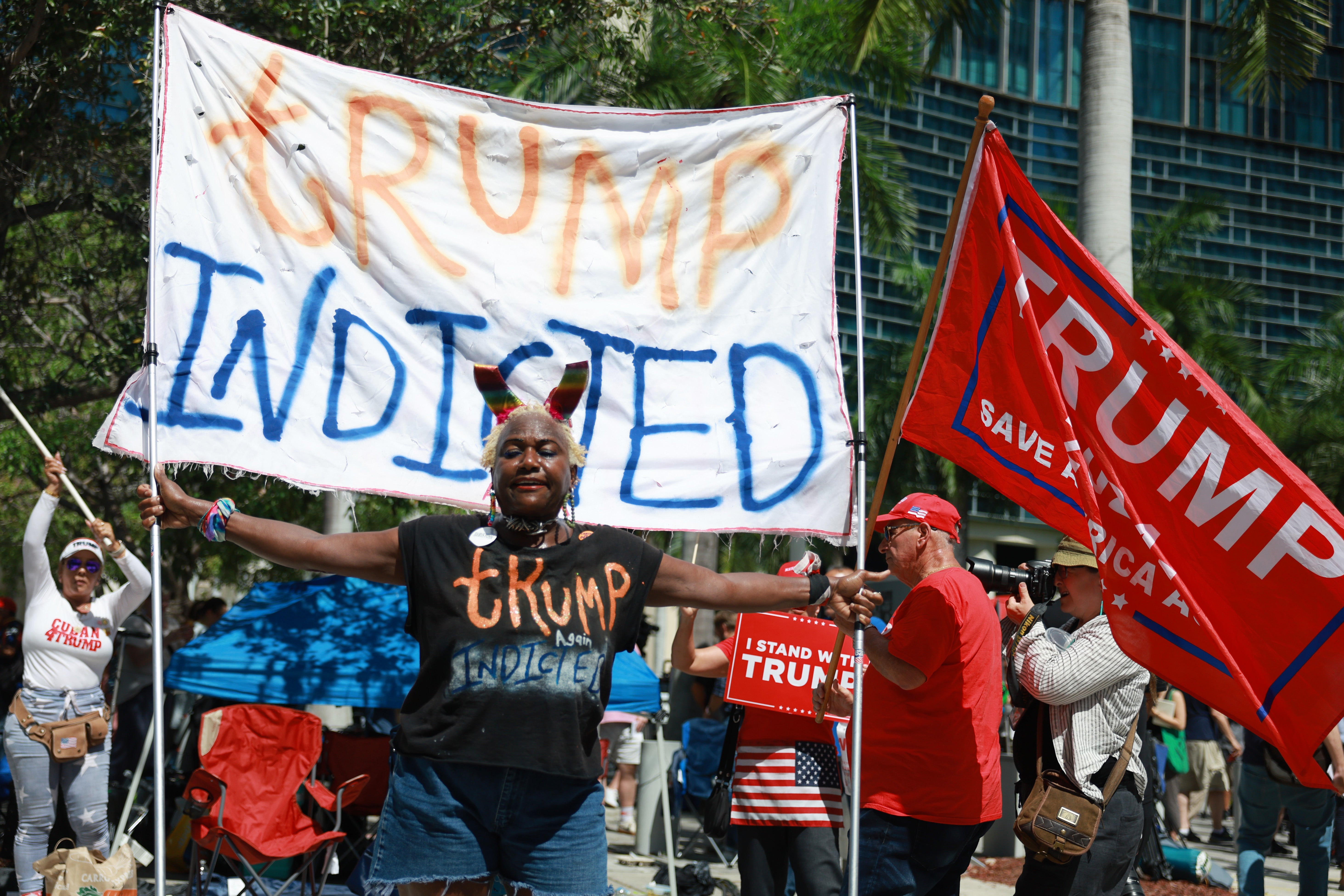 La opositora a Trump Nabine Seiler sostiene un cartel que dice “Trump, otra vez imputado” frente al juzgado federal de los Estados Unidos Wilkie D. Ferguson Jr.
