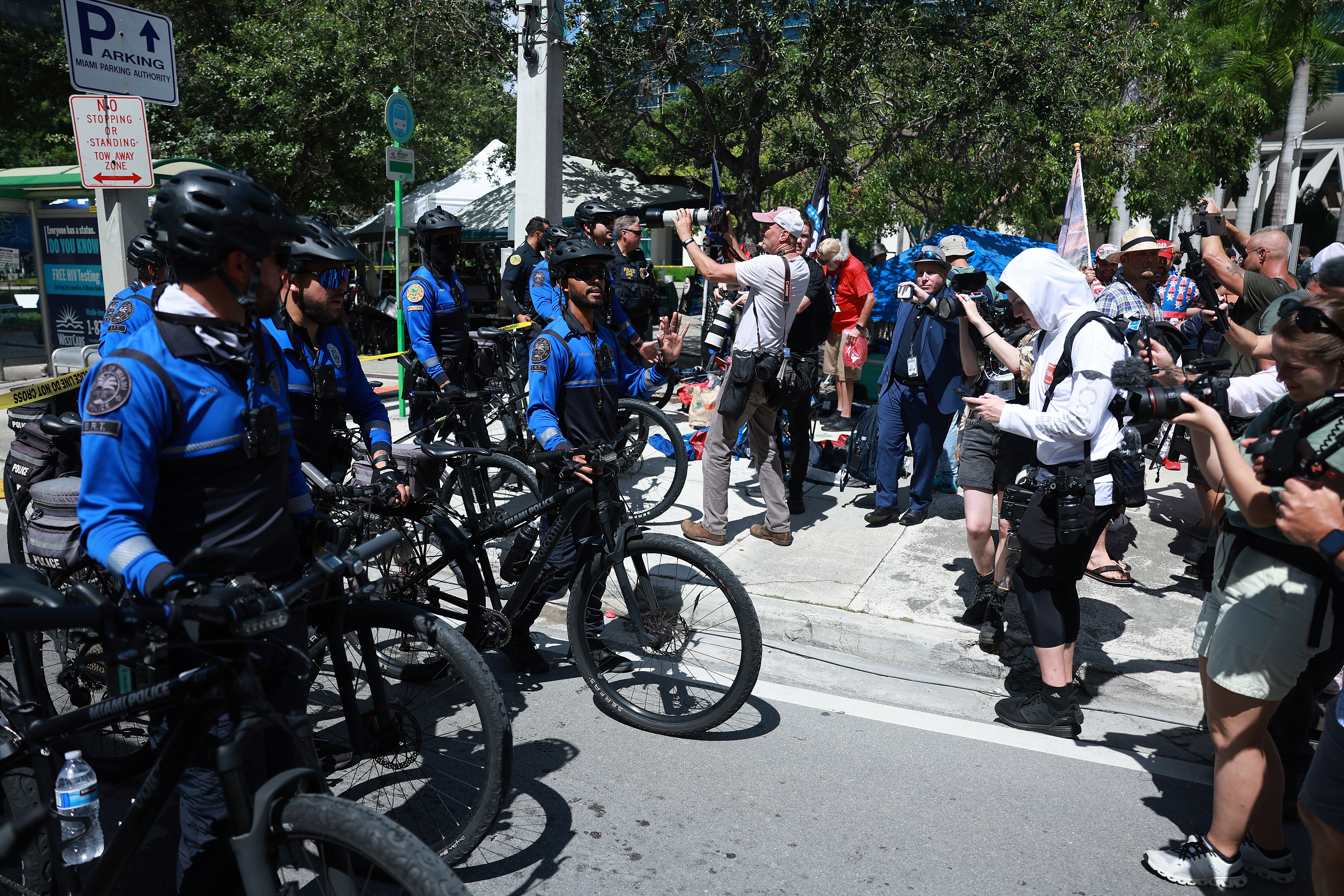 La policía de Miami en bicicleta acordona una zona debido a un artefacto sospechoso cerca del juzgado federal de los Estados Unidos Wilkie D. Ferguson Jr.