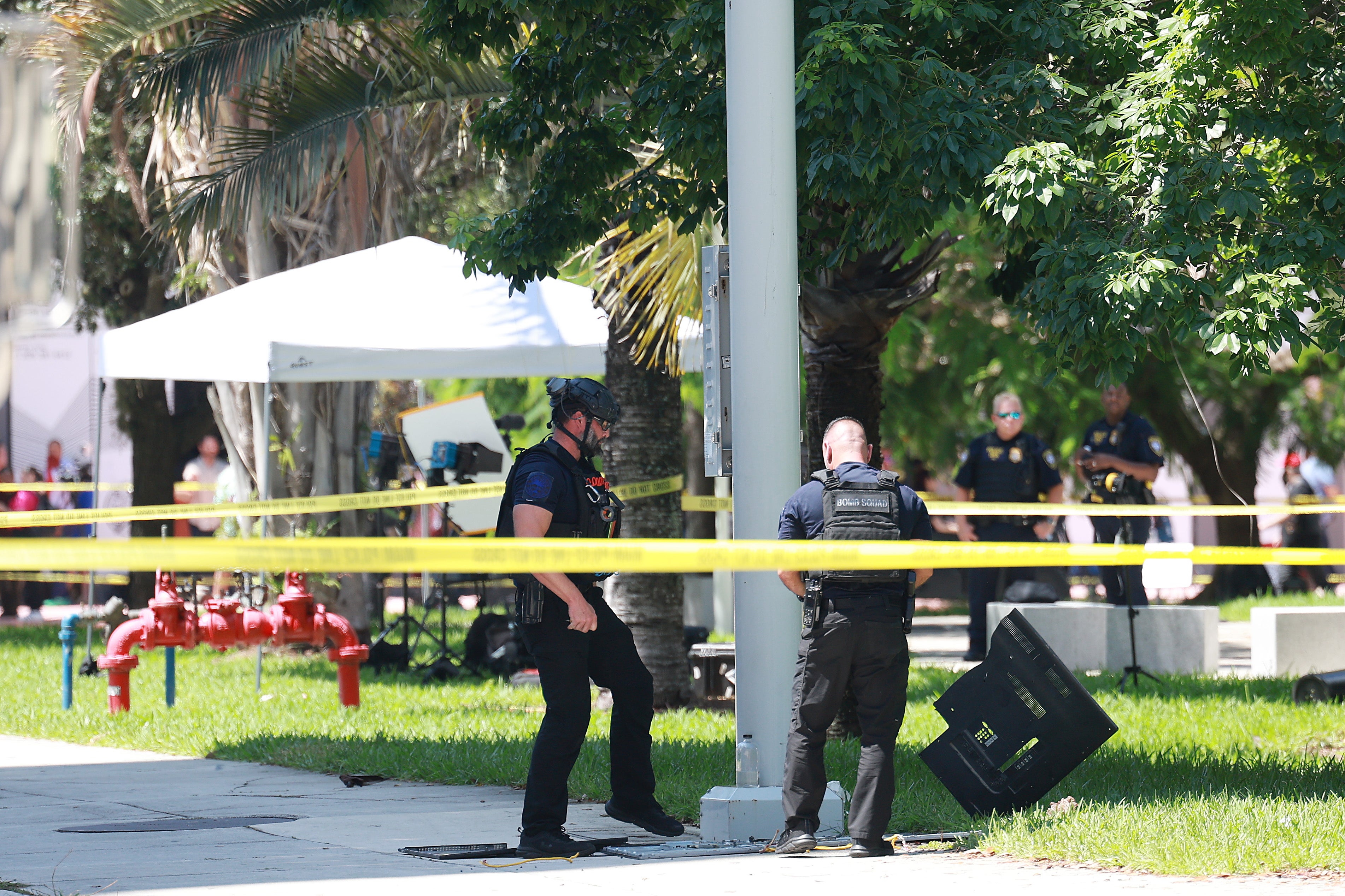 La policía de Miami investiga un objeto sospechoso cerca de la zona de prensa fuera del juzgado federal de los Estados Unidos Wilkie D. Ferguson Jr., donde el expresidente Donald Trump está programado para ser procesado durante la tarde del 13 de junio de 2023 en Miami, Florida