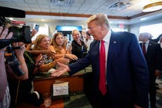 “Comida para todos”, declaró Trump en un restaurante tras su arresto en Miami, pero no pagó la cuenta