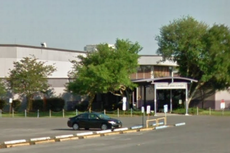 Arrestan a madre e hija después de que la joven de 28 años se hiciera pasar por adolescente en una escuela