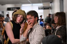 Prohíben banderas LGBTQ+ en astas públicas de poblado de Michigan